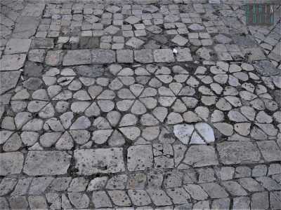 Qui le tessere si dispongono in 14 riquadri che racchiudono motivi geometrici o vegetali